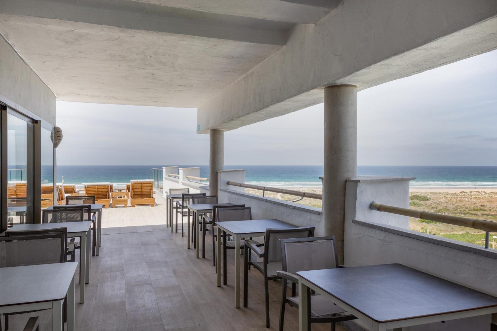 Zahara Beach & Spa By Qhotels - Adults Recommended 자하라드로아튠스 외부 사진 The beach at the hotel
