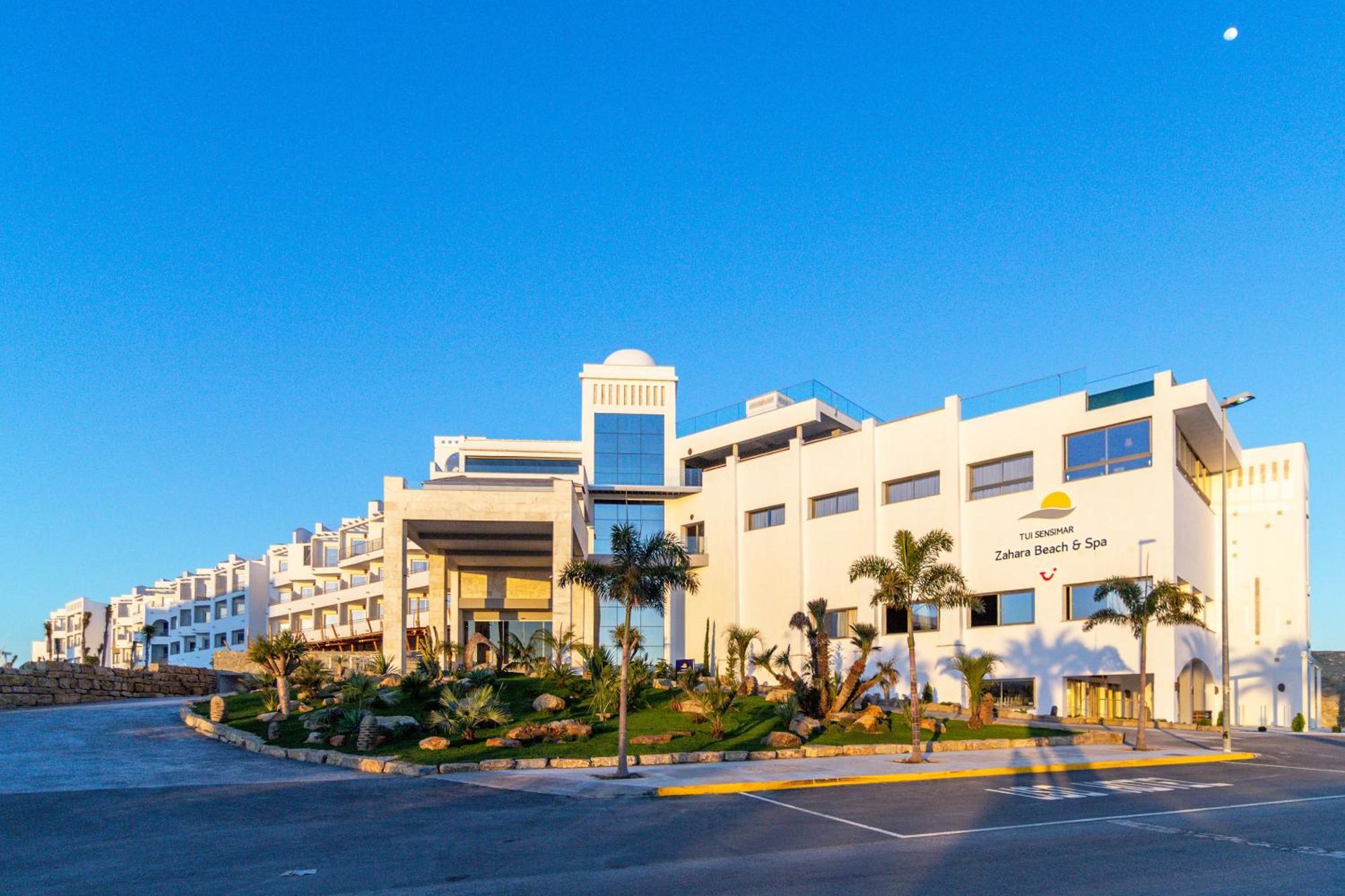 Zahara Beach & Spa By Qhotels - Adults Recommended 자하라드로아튠스 외부 사진 The mall at sunset