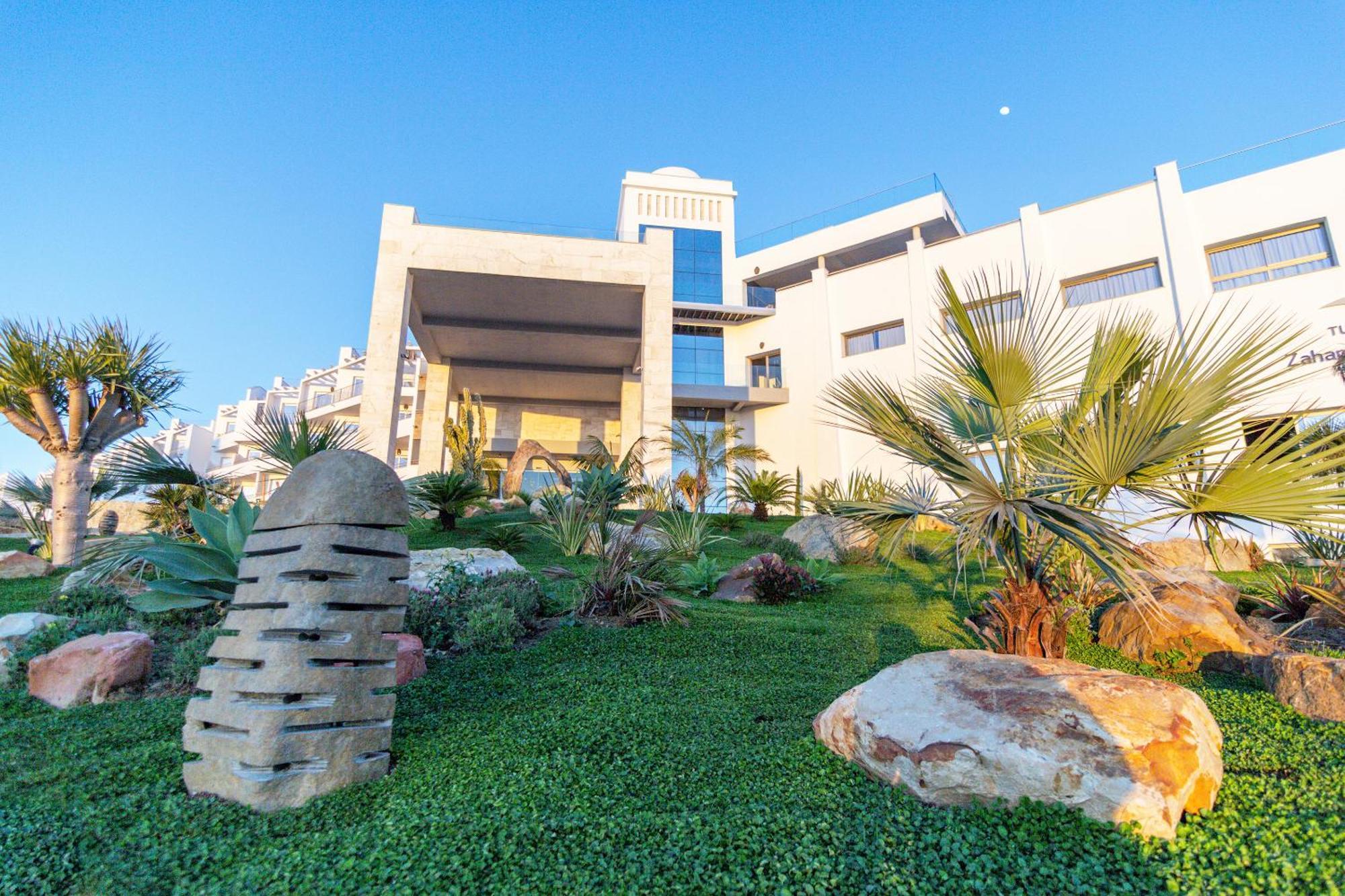 Zahara Beach & Spa By Qhotels - Adults Recommended 자하라드로아튠스 외부 사진 The main building of the university