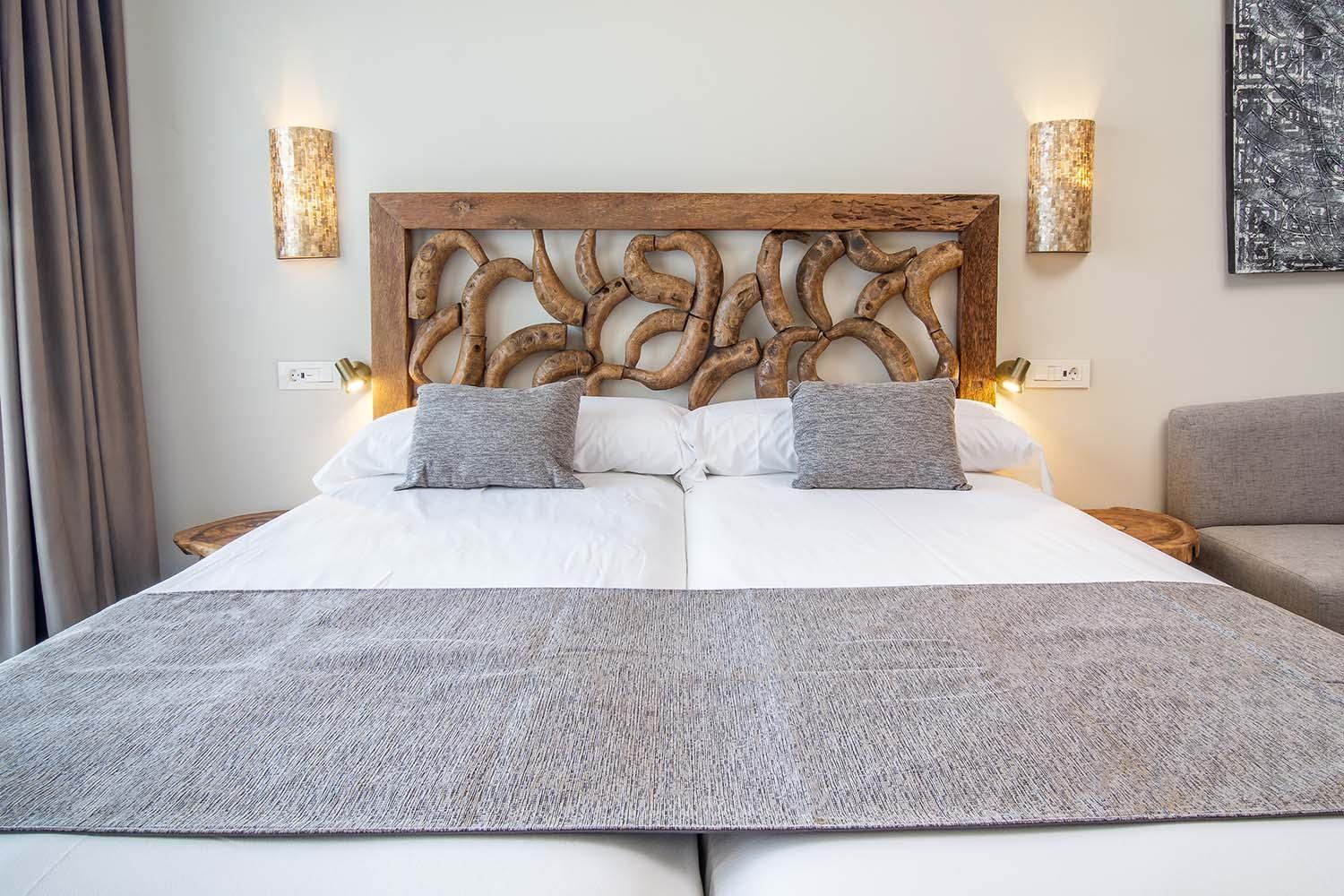 Zahara Beach & Spa By Qhotels - Adults Recommended 자하라드로아튠스 객실 사진 A bed with a wooden headboard