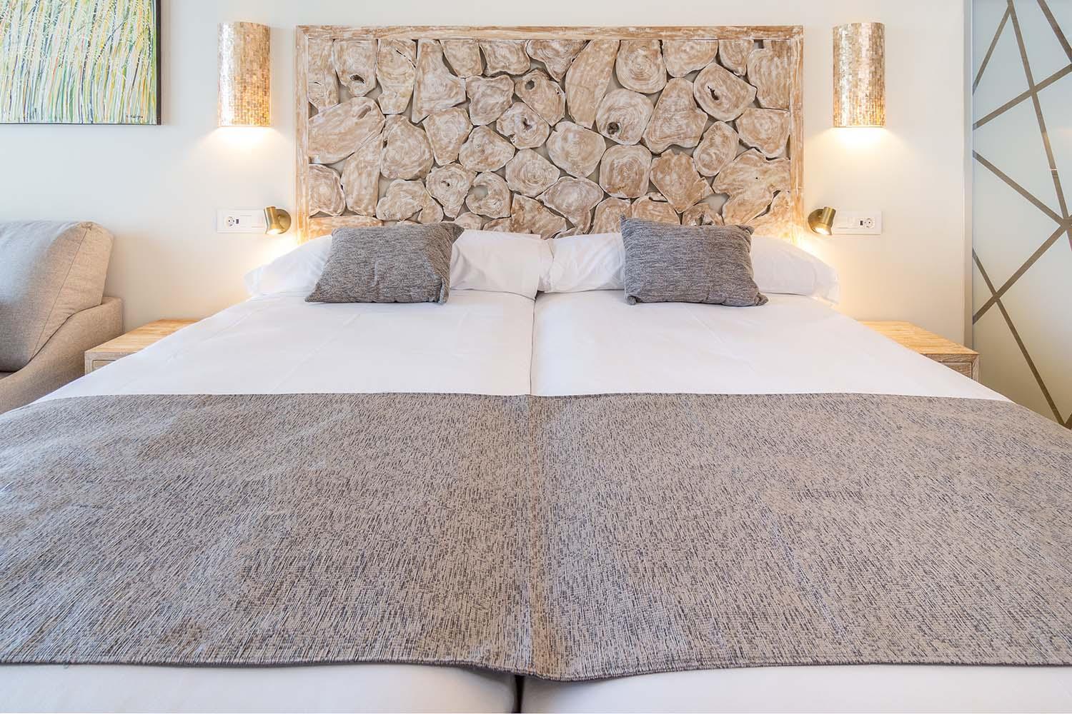 Zahara Beach & Spa By Qhotels - Adults Recommended 자하라드로아튠스 객실 사진 A bed with a bed valance
