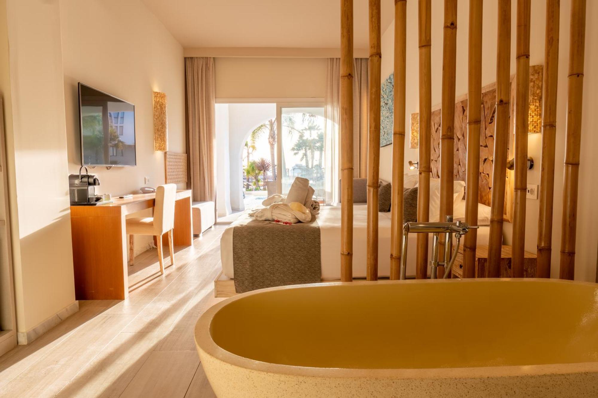 Zahara Beach & Spa By Qhotels - Adults Recommended 자하라드로아튠스 외부 사진 Deluxe Room