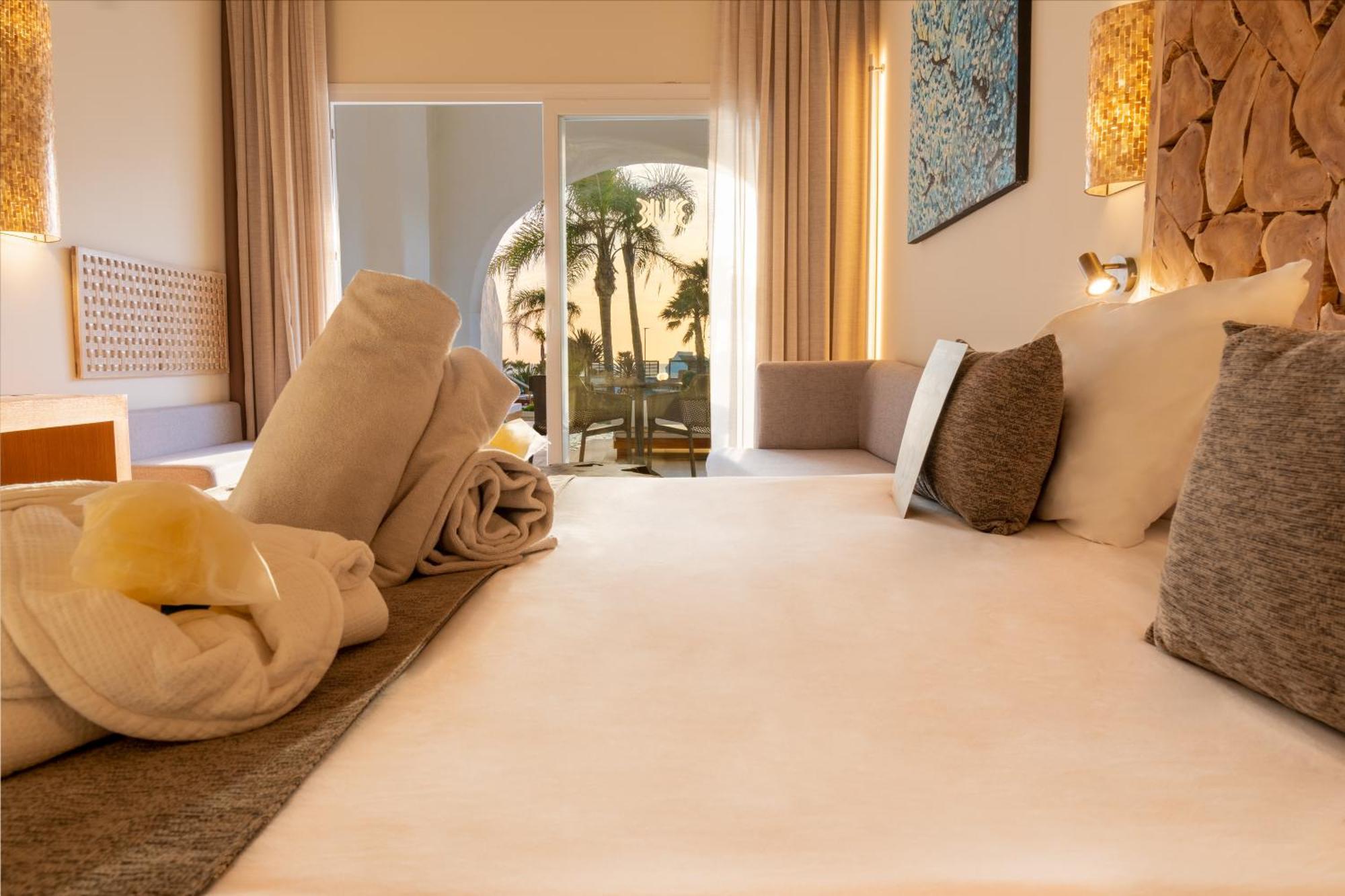 Zahara Beach & Spa By Qhotels - Adults Recommended 자하라드로아튠스 외부 사진 A room at the hotel