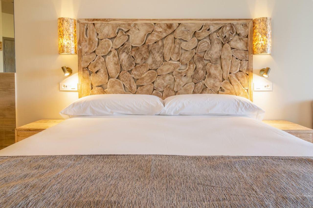Zahara Beach & Spa By Qhotels - Adults Recommended 자하라드로아튠스 외부 사진 A bed with a headboard